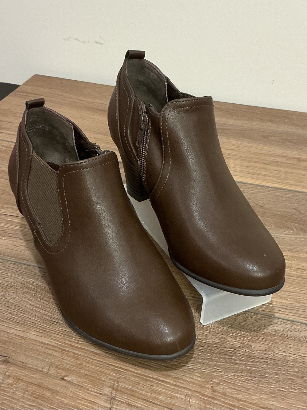 SOLANZ Women’s Brown Faux Leather Ankle Booties with Side Zip, Size 8 wide